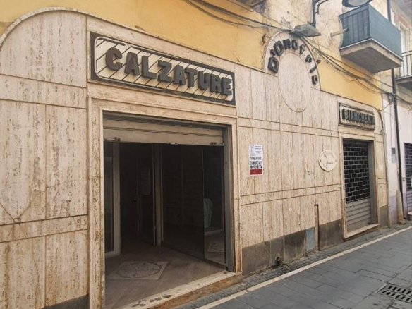Locale commerciale in Vendita